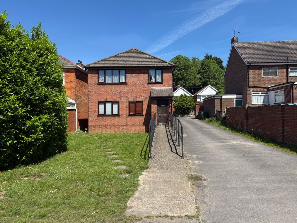 Lot: 48 - FORMER FUNERAL DIRECTORS WITH FLAT ABOVE AND LAND TO THE REAR - Rear view of the building